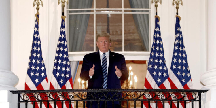 WASHINGTON, DC - OCTOBER 05: U.S. President Donald Trump gives a thumbs up upon return to the White House from Walter Reed National Military Medical Center on October 05, 2020 in Washington, DC. Trump spent three days hospitalized for coronavirus. Win McNamee/Getty Images/AFP