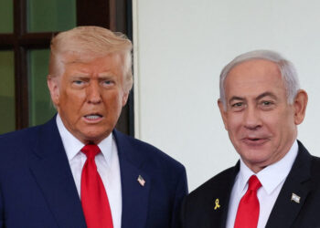 FILE PHOTO: U.S. President Donald Trump welcomes Israeli Prime Minister Benjamin Netanyahu at the entrance of the White House in Washington, D.C., U.S., April 7, 2025. REUTERS/Leah Millis/File Photo