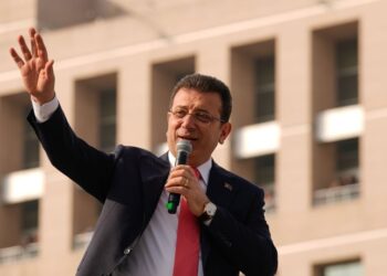 Istanbuls Bürgermeister Ekrem Imamoglu spricht zu seinen Anhängern vor dem Istanbuler Gerichtsgebäude. Imamoglu war in U-Haft genommen worden. (zu dpa: «Hunderte Jahre Haft für Erdogan-Gegner Imamoglu gefordert»)