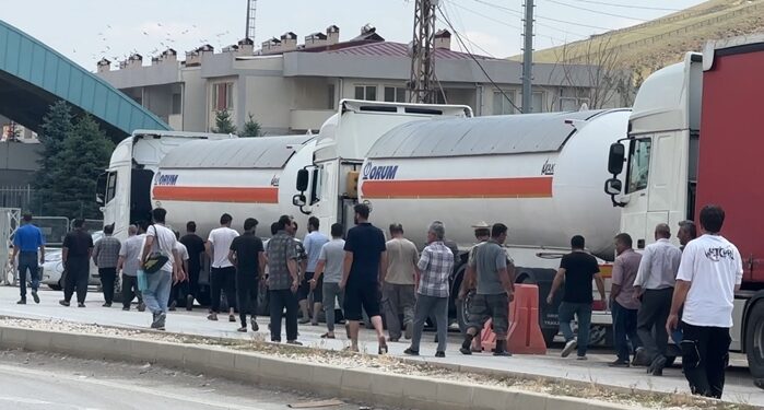 TÜRKİYE'DEN İRAN'A AÇILAN ESENDERE GÜMRÜK KAPISI'NDA, İRAN GÜMRÜĞÜNDE YAŞANAN SİSTEMSEL ARIZA NEDENİYLE YAKLAŞIK 5 KİLOMETRELİK TIR KUYRUĞU OLUŞTU. (METİN TEK/HAKKARİ-İHA)
Türkiye'den İran'a açılan Esendere Gümrük Kapısı'nda, İran gümrüğünde yaşanan sistemsel arıza nedeniyle yaklaşık 5 kilometrelik tır kuyruğu oluştu.