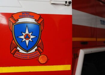 5767007 29.01.2019 Эмблема МЧС России на двери пожарной автоцистерны возле пожарной части МЧС в Тамбове. Алексей Сухоруков / РИА Новости