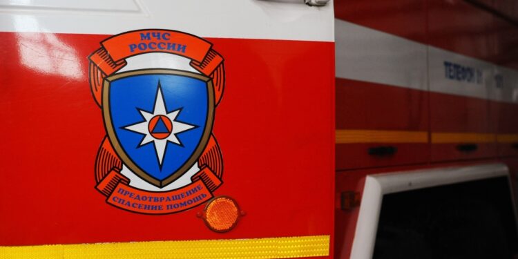 5767007 29.01.2019 Эмблема МЧС России на двери пожарной автоцистерны возле пожарной части МЧС в Тамбове. Алексей Сухоруков / РИА Новости