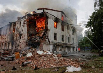 Firefighters work at the site of a building hit by a Russian drone strike, amid Russia's attack on Ukraine, in Kharkiv, Ukraine June 7, 2025. REUTERS/Sofiia Gatilova TPX IMAGES OF THE DAY