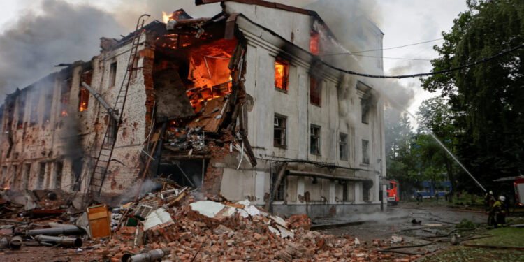 Firefighters work at the site of a building hit by a Russian drone strike, amid Russia's attack on Ukraine, in Kharkiv, Ukraine June 7, 2025. REUTERS/Sofiia Gatilova     TPX IMAGES OF THE DAY